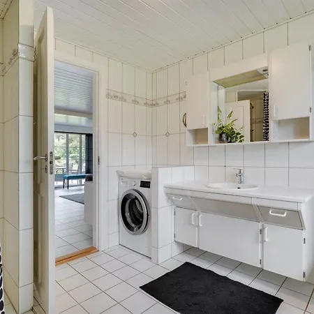 Hjalmsvider - 1km From The Sea By Interhome